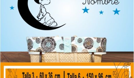 niño sentado en la luna