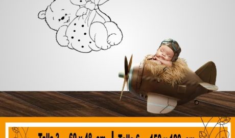 bébé ours volant avec des ballons parmi les nuages